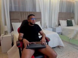 Most Recent Photo of thom_houston